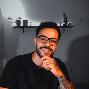 Gustavo Sá - Médico Veterinário Aprimoramento internacional em Cannabis Medicinal pela RED CANNABIS MEDICINAL COLÔMBIA (2020-2021) e na área da Medicina Integrativa, atuando com a seguinte abordagem: neurociências e comportamento animal. Experiência em educação a distância (EAD) como palestrante e professor, tendo realizado três palestras internacionais, sendo elas: •⁠ ⁠Curso de Bases Científicas - México (2021); •⁠ ⁠Vetcann (Congresso internacional de Cannabis Medicinal em Veterinária) na Colômbia (2021); •⁠ ⁠SIMEV (Simpósio internacional de Medicina Veterinária Integrativa) no Brasil (2021).